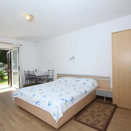 Rosanna Apartment