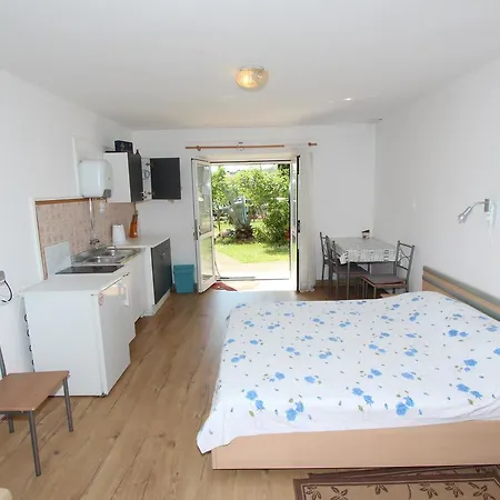 Rosanna Apartment