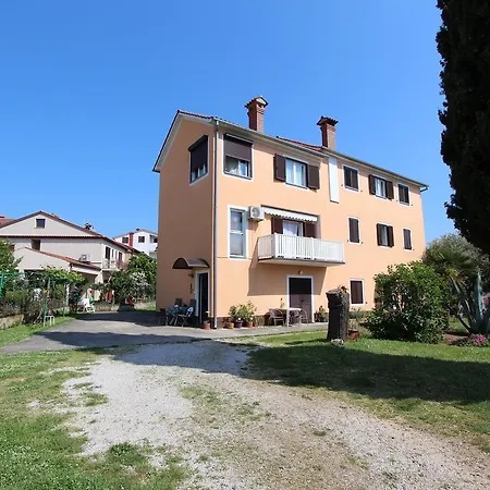 Rosanna Apartment