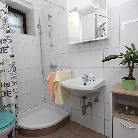 Rosanna Apartment