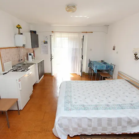 Rosanna Apartment