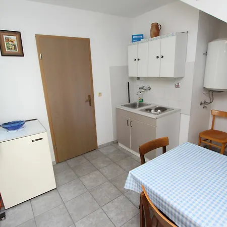 Rosanna Apartment