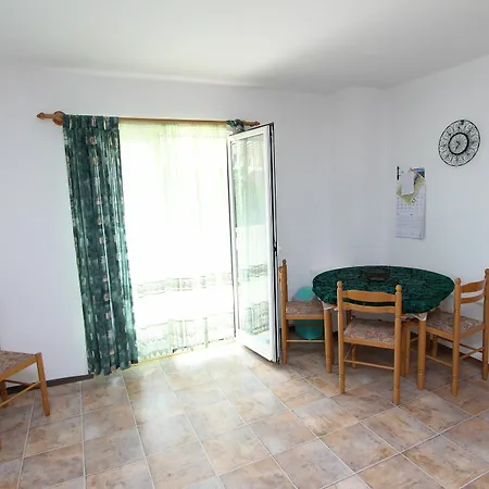 Rosanna Apartment